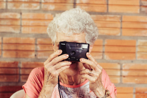 foto - nonna - donna - anziana - macchina fotografica - vintage - kodak